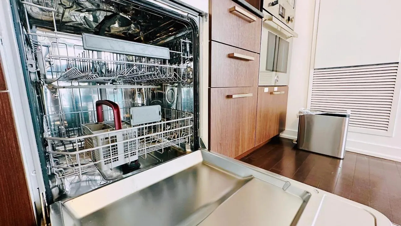 Superior 49Th Floor 3 Bedroom Suite With Cn Tower And City View Toronto 0*,  Canada