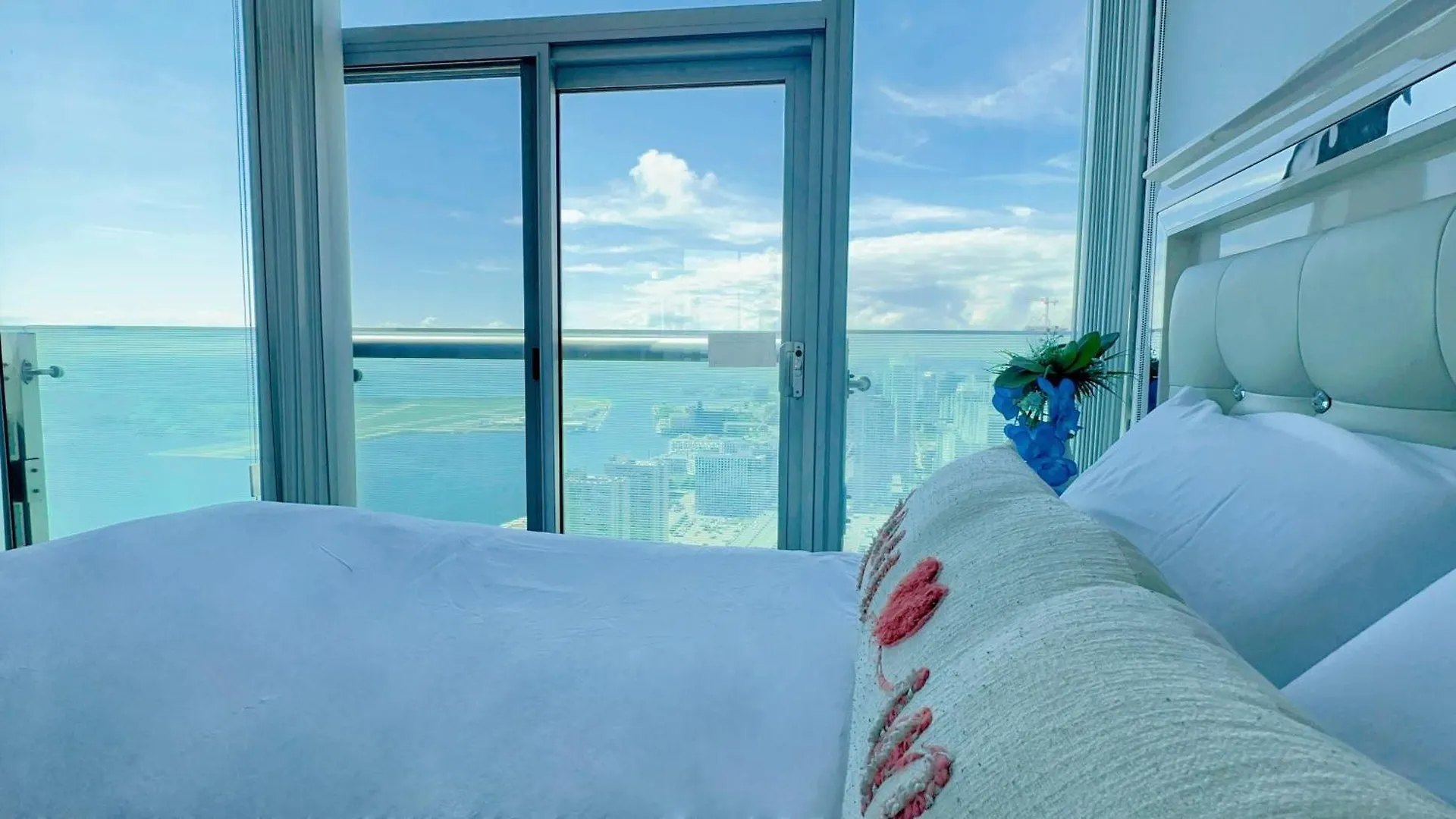 Superior 49Th Floor 3 Bedroom Suite With Cn Tower And City View Toronto 0*,  Canada